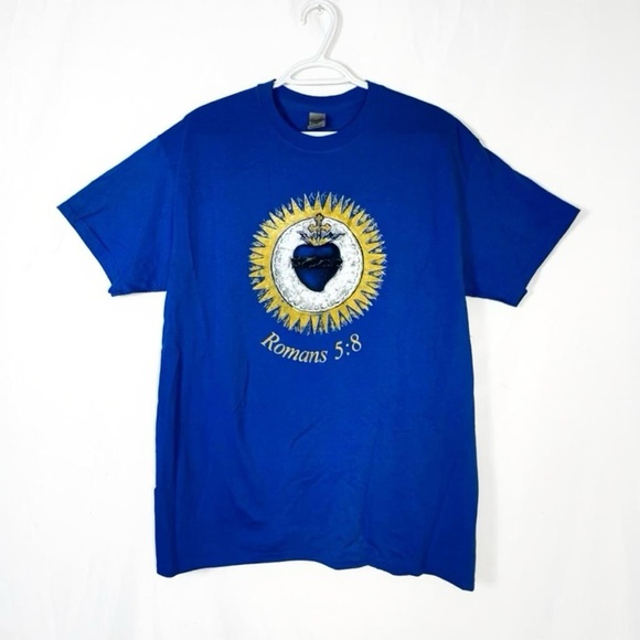 Gildan Vibrant Blue Sacred Heart of Jesus Christ Romans  5:8 Short Sleeve Tee - Picture 1 of 4